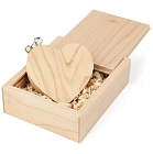 Деревянная флешка-брелок Клен 32 GB 2.0 "Сердце в подарочной коробке"
