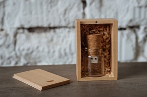Деревянная флешка 32 GB 2.0 "Бутылка с пробкой в подарочной коробке"