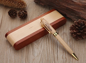 Шариковая ручка из клена в деревянном футляре