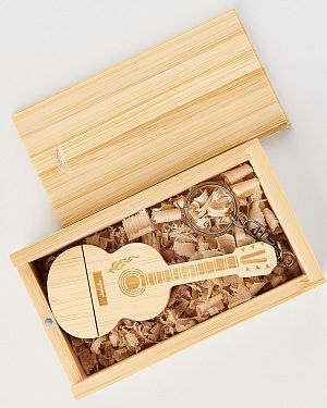 Деревянная флешка Бамбук 32 GB USB 3.0 "Гитара брелок" в подарочной коробке